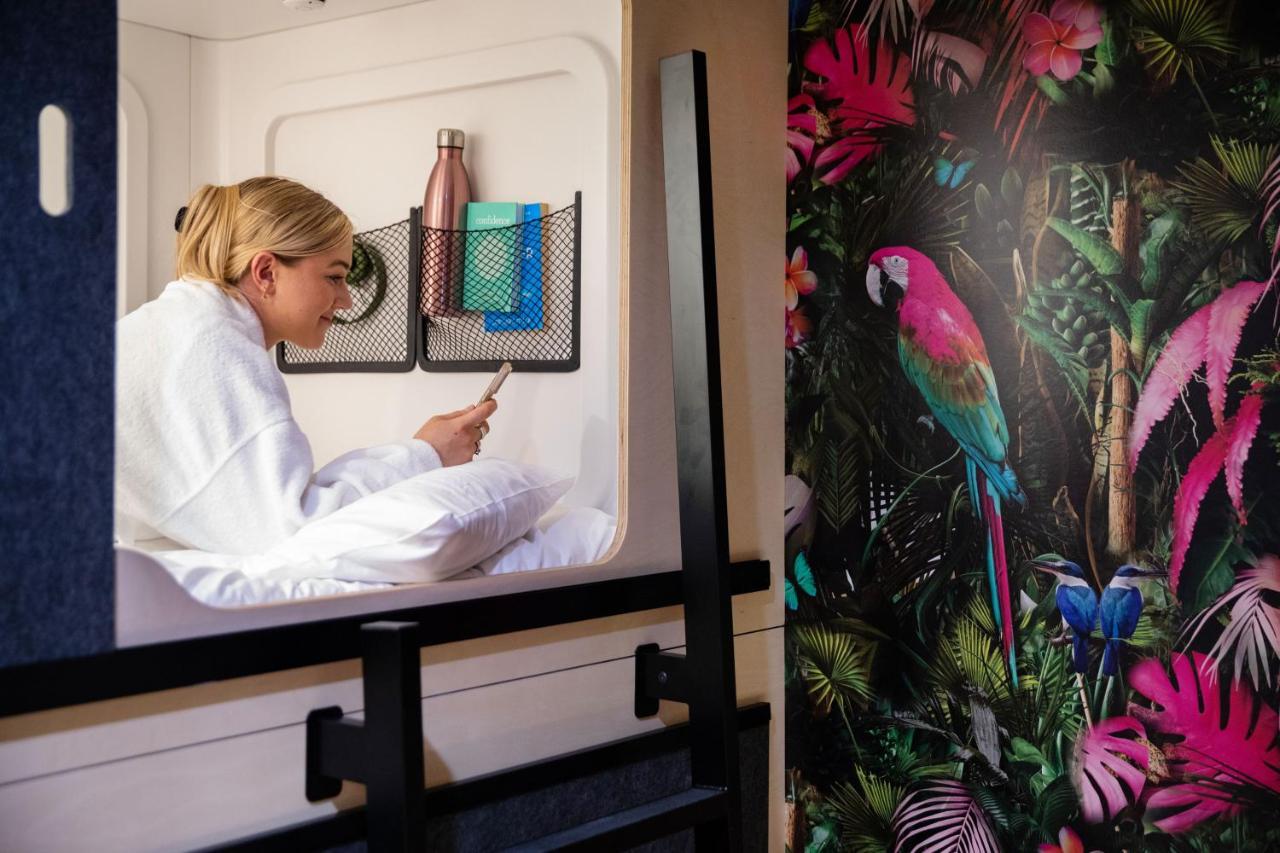 Lylo Auckland Hotel Exterior foto A woman using a mobile phone in a hotel room