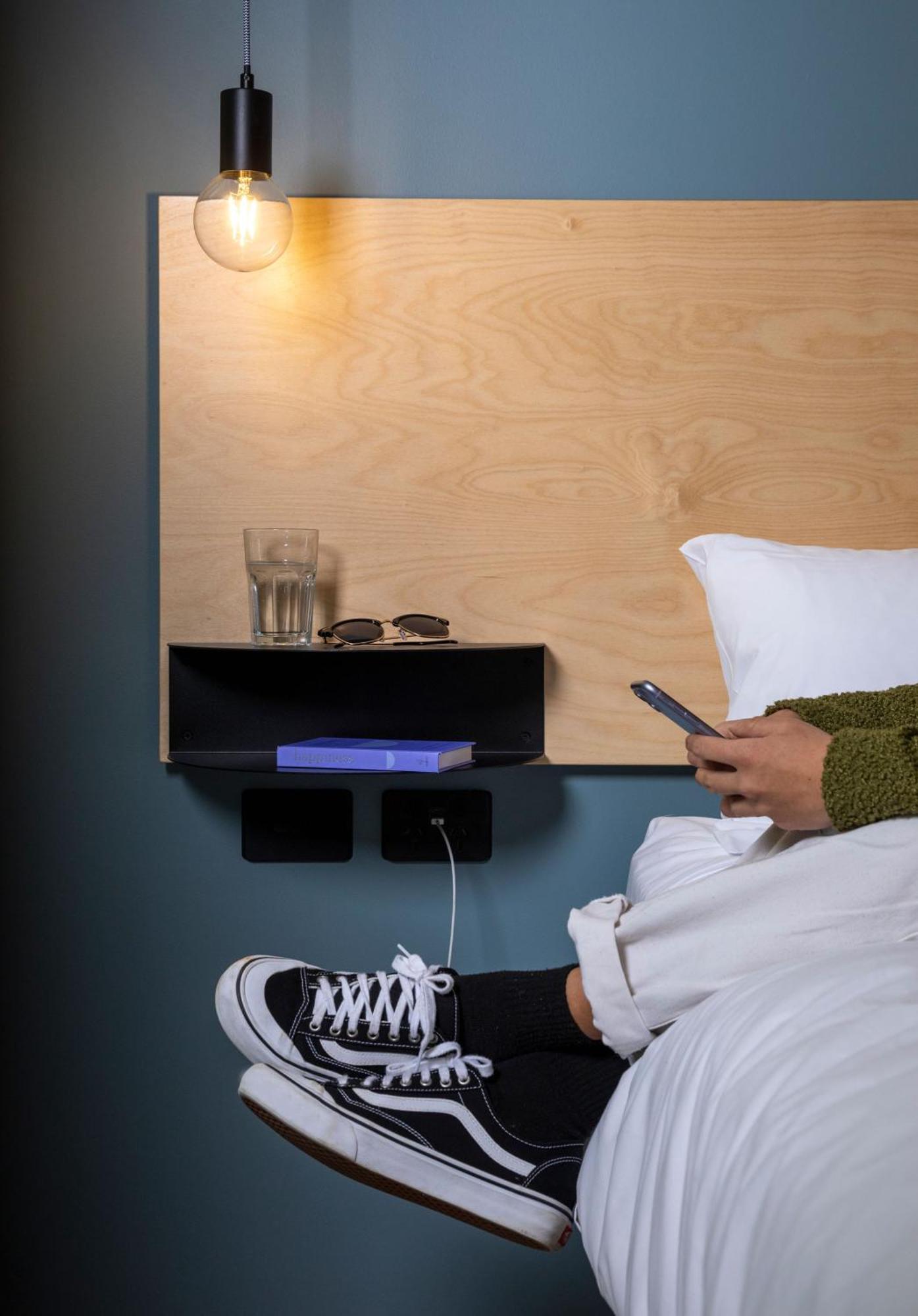 Lylo Auckland Hotel Cameră foto A phone being used in bed